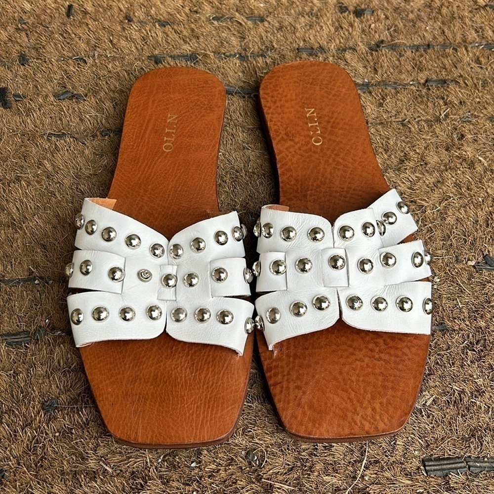NWT ARTISAN OLI N. SANDALS OLI RIVETS SLIDE SANDALS WHITE SIZE 8 - Picture 2 of 5